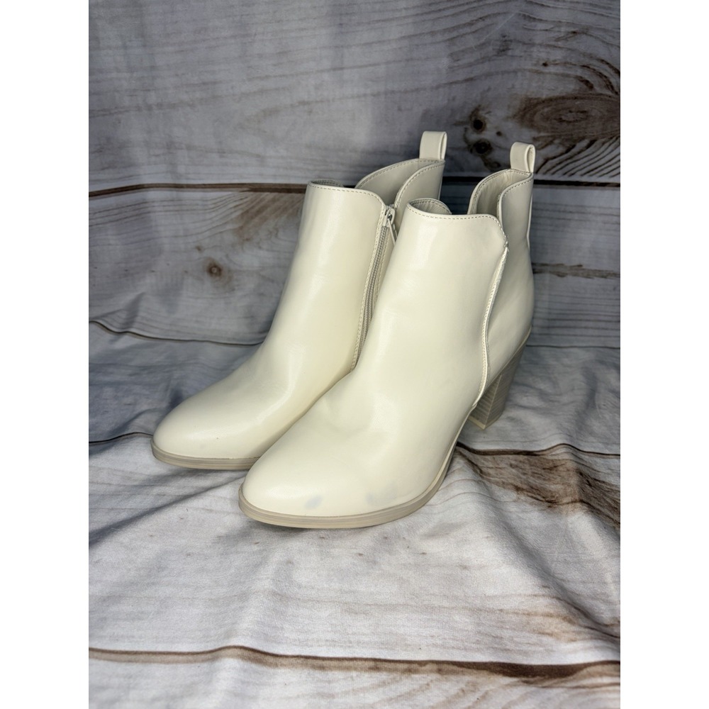 BKE Buckle Clementyn Ivory Ankle Booties Block Heel Women's 8.5 New Defect